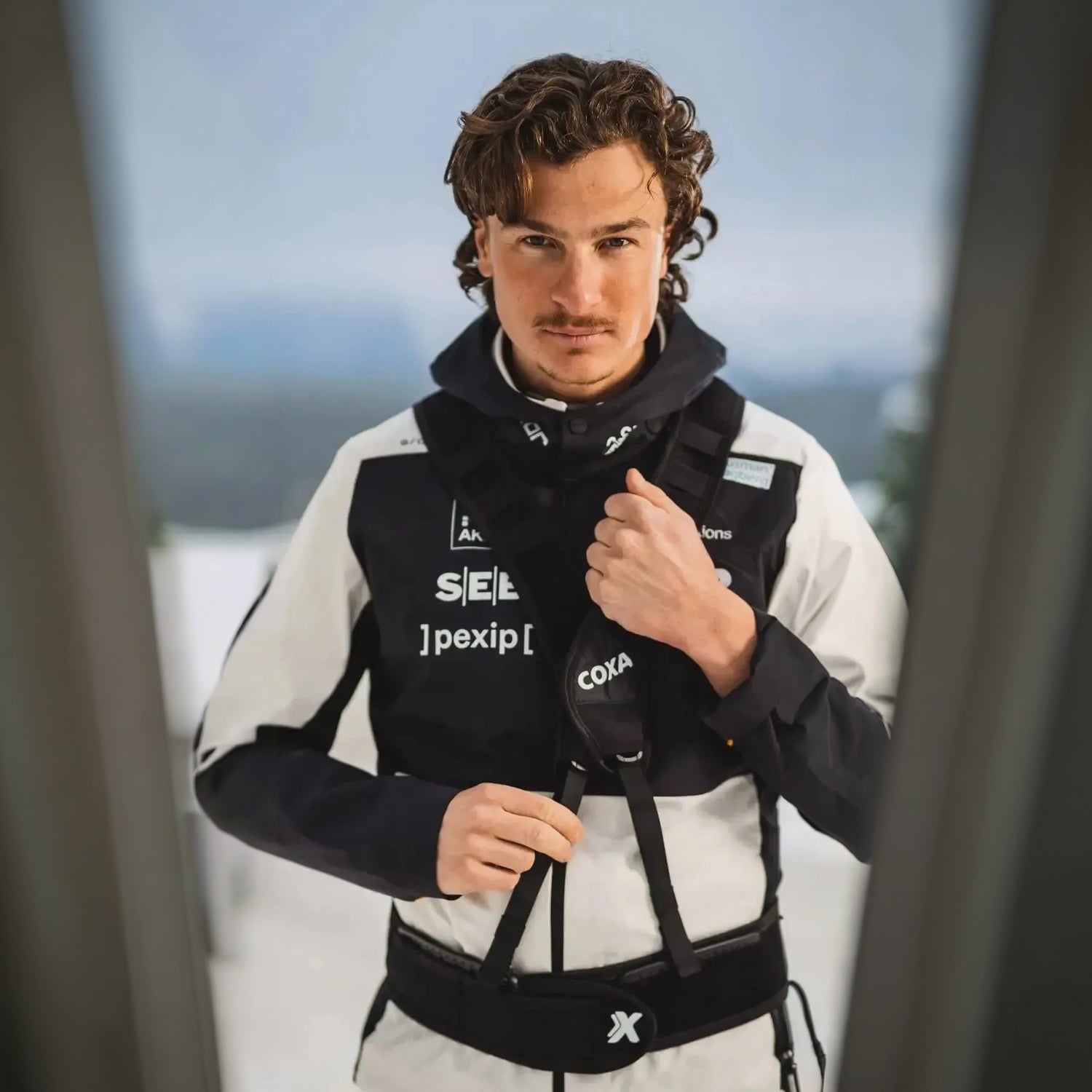 CoXa R8 Back Pack 8 liter - View skiers front